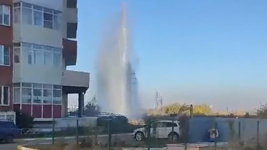 Фото - В российском городе фонтан высотой в четыре этажа оставил жителей без воды